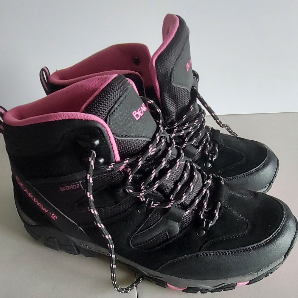 LN condition BearPaw Corsica Hiking Boot Womens Size 12 Black & Pink